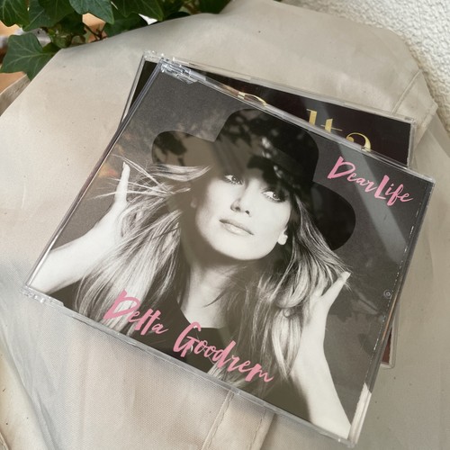 Delta goodrem signed single - delta, cd